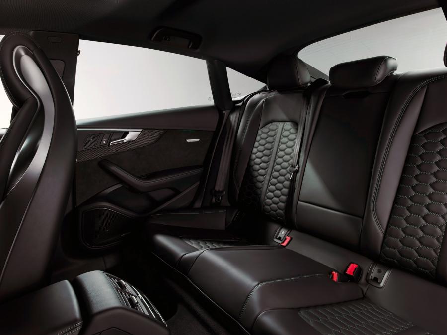 Интерьер Audi RS5 Sportback 2018 года  (NA) (фото 24 из 40)